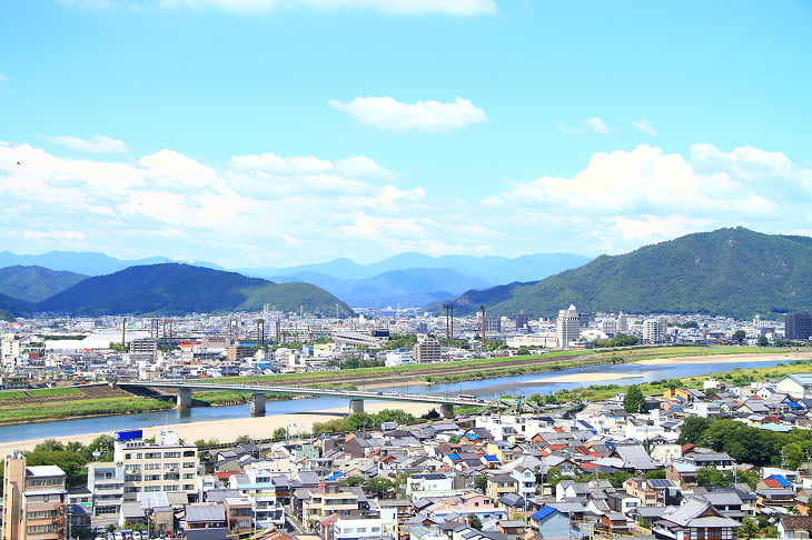岐阜市内を見渡す風景。山から見下ろすような構図になっており長良川が写っている