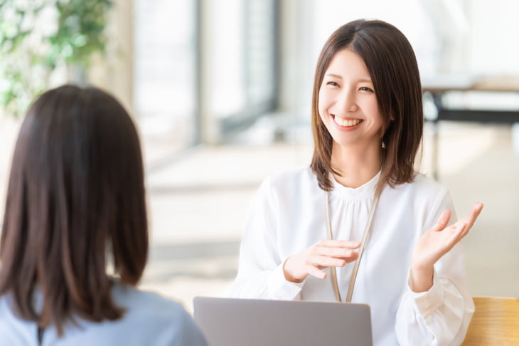 専任スタッフが求職者に対して笑顔で話している様子